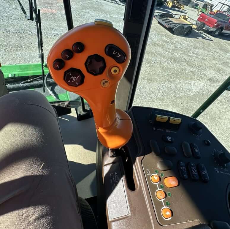 Кабина комбайна John Deere 9550